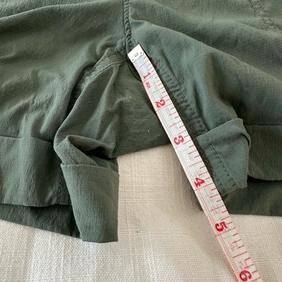 Athleta Trekkie Hiking Shorts Olive Green Cargo Shorts with Zippered Pockets - Picture 3 of 7